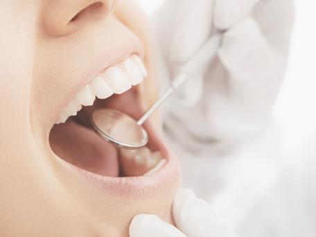 Nahaufnahme eines geöffneten Mundes während einer zahnärztlichen Untersuchung