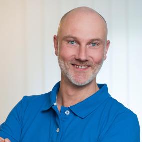 Dr. Ilberg schaut freundlich in die Kamera