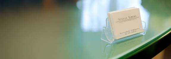 Visitenkarten stehen auf einem Tisch